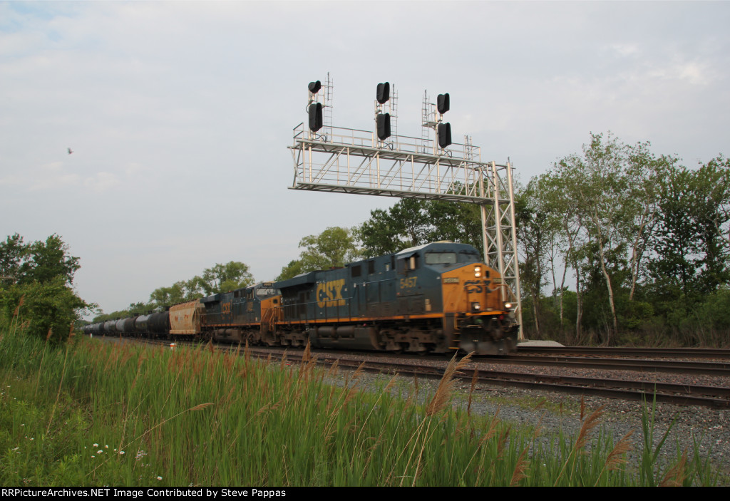 CSX 5457 leads a train under the cantilever signal bridge at Westfield NY